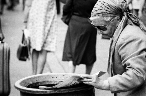 1977 | Yesterday's News - London | 70s Seventies van Robbert Frank Hagens, Fotografie te koop op Singulart