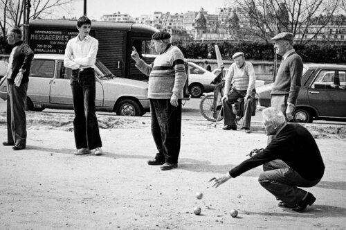 1976 | Precision throw - Jeu de boules along the Seine - Paris de Robbert Frank Hagens, Fotografía a la venta en Singulart