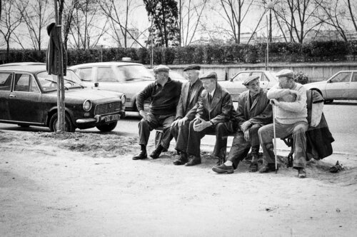 1976 | French Gossip - Jeu de boules along the Seine - Paris | 70s Seventies von Robbert Frank Hagens, Fotografie kaufen auf Singulart