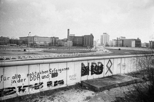 1976 | The Wall - Potsdamer Platz, Berlin | 70s Seventies von Robbert Frank Hagens, Fotografie kaufen auf Singulart