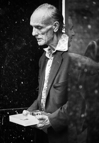 1976 | Match Seller & Reflection Buyer in Shiny Marble - London  | 70s Seventies van Robbert Frank Hagens, Fotografie te koop op Singulart