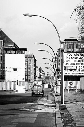 1975 | Checkpoint Charlie - Berlin | 70s Seventies di Robbert Frank Hagens, Fotografia in vendita su Singulart