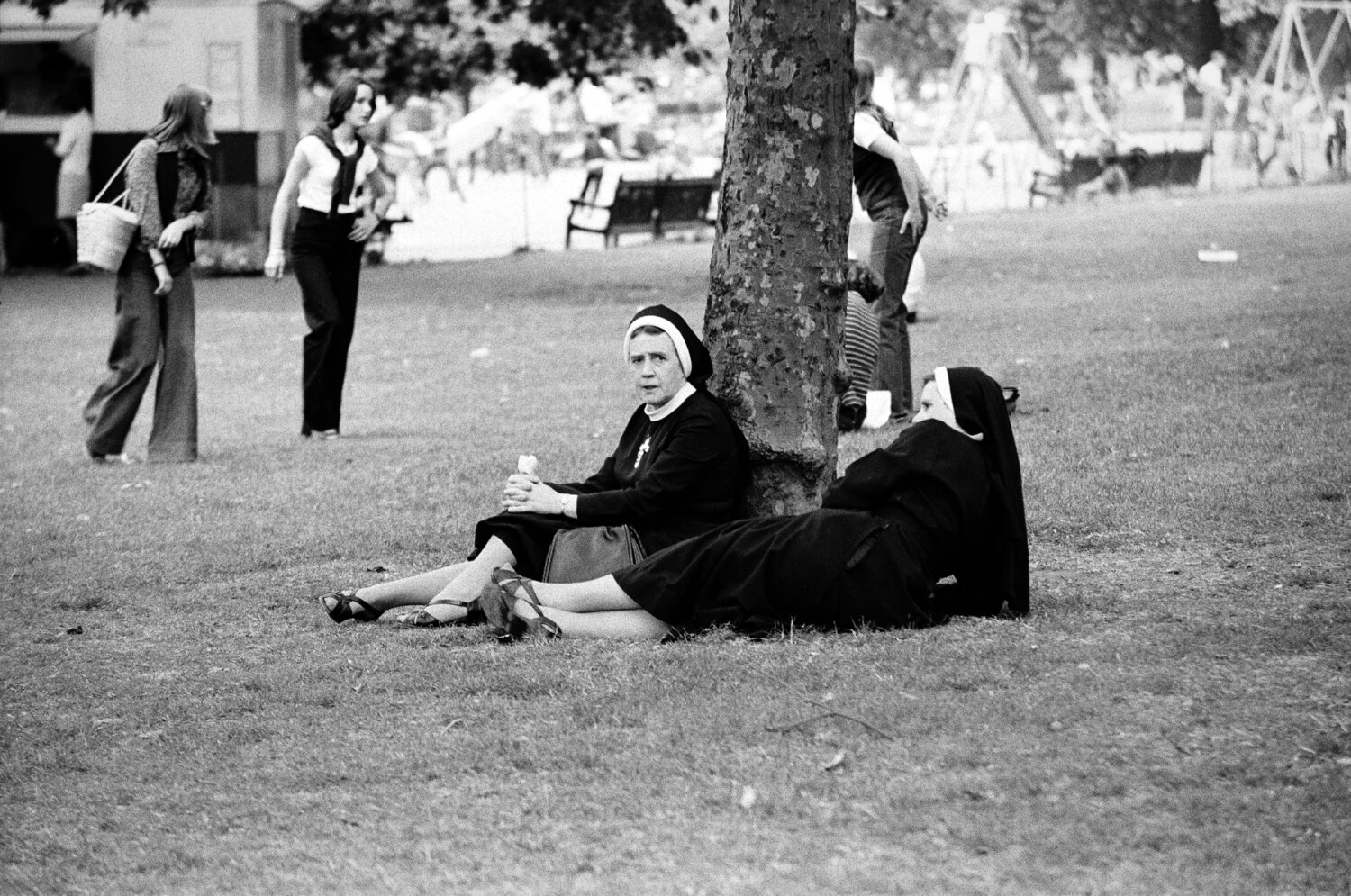 1977 | Resting Nuns - Hyde Park, London | 70s Seventies Robbert Frank Hagens Fotografie zu verkaufen