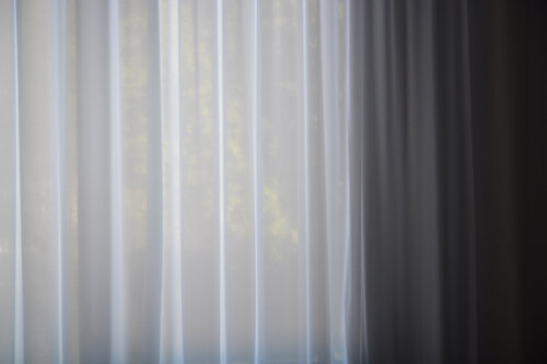 On the other side of the curtain, there are flowers, I think - Beautiful Borders I par Frank Verreyken, Photographie en vente sur Singulart