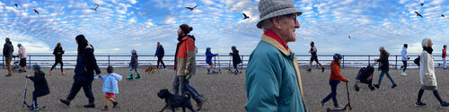 Boxing Day on the Prom in Eastbourne (large size) von Jenny Shorter, Fotografie kaufen auf Singulart