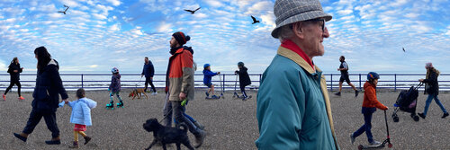 Boxing Day on the Prom in Eastbourne (medium size) von Jenny Shorter, Fotografie kaufen auf Singulart