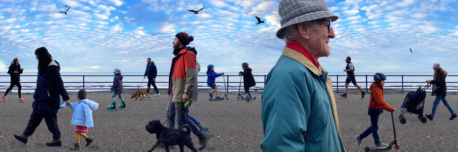 Boxing Day on the Prom in Eastbourne (medium size) Jenny Shorter Fotografie zu verkaufen