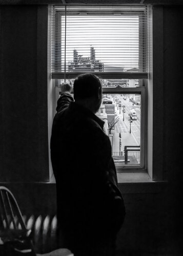 Ded: Window Pain de Joel Dyer, Fotografía a la venta en Singulart