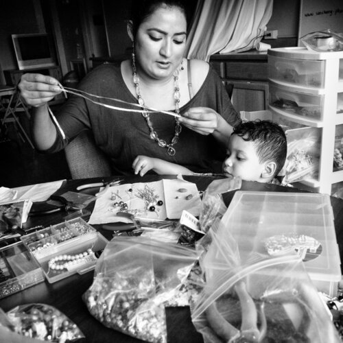 Areceli: The Beading Helper par Joel Dyer, Photographie en vente sur Singulart