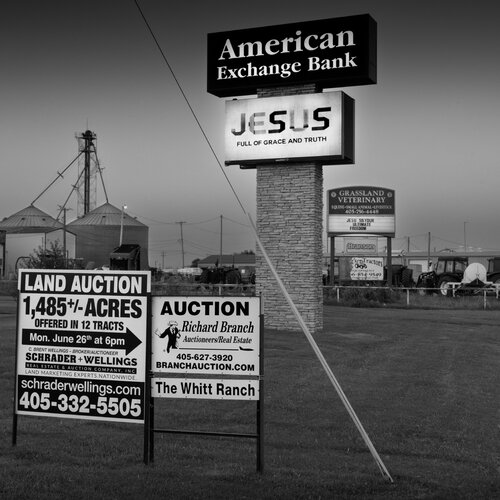Money Changers: Profiting from Religion and Foreclosure von Joel Dyer, Fotografie kaufen auf Singulart