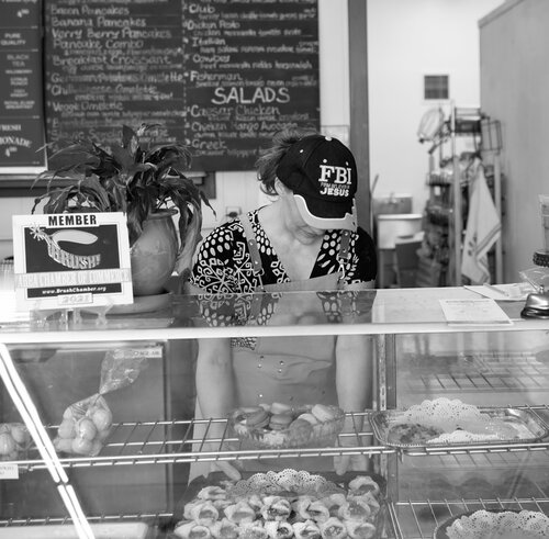Politics With Breakfast von Joel Dyer, Fotografie kaufen auf Singulart