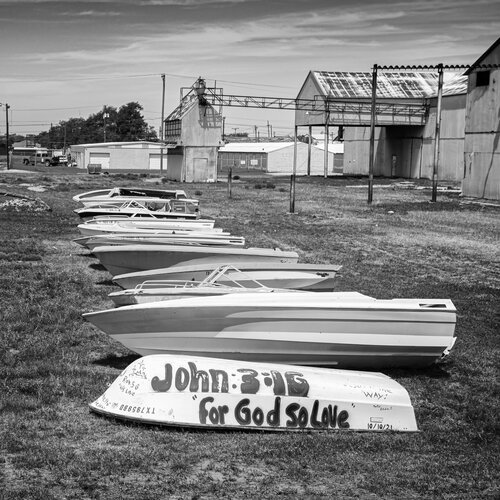 Praying to Stay Afloat de Joel Dyer, Fotografía a la venta en Singulart
