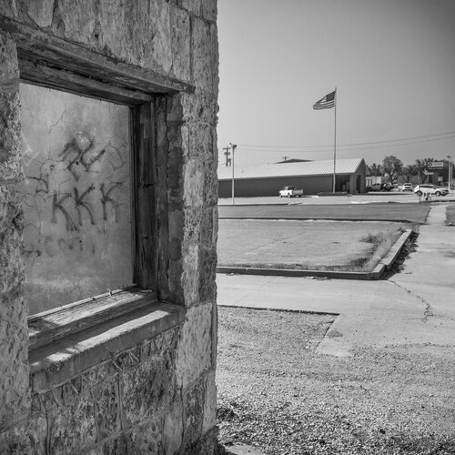 Church, Flag, KKK von Joel Dyer, Fotografie kaufen auf Singulart