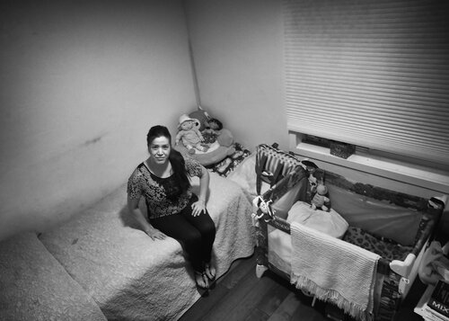 Sandra: Her Entire World in Sanctuary von Joel Dyer, Fotografie kaufen auf Singulart