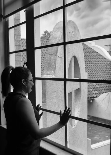 Areceli: Her favorite view from Sanctuary di Joel Dyer, Fotografia in vendita su Singulart