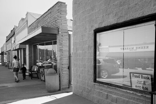 Food: Two sides of the street von Joel Dyer, Fotografie kaufen auf Singulart