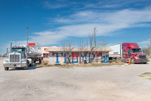 Trucks and Trump von Joel Dyer, Fotografie kaufen auf Singulart