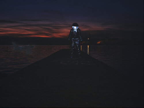 Spaceman on the wharf de Francesco Majo, Fotografía a la venta en Singulart