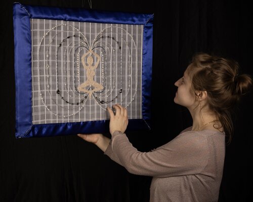 Power up, 2023-2024 von Michalina Marta Cap, Textil kaufen auf Singulart