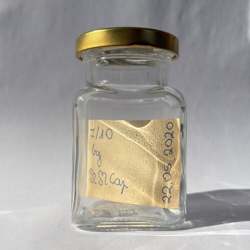 Unreal Fortune, 2020-ongoing (Jar 7/10) von Michalina Marta Cap, Skulptur kaufen auf Singulart