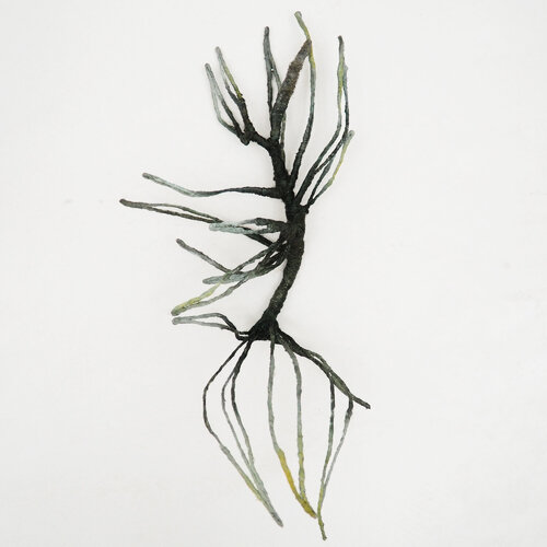 “Movements” Organic Wall Sculpture in Hemp and Wire with Minimalist Botanical Form von Silvana Ilieva, Textil kaufen auf Singulart