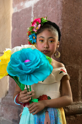 Big Blue Flower portrait, San Miguel de Allende, Mexico von Cosmo Condina, Fotografie kaufen auf Singulart