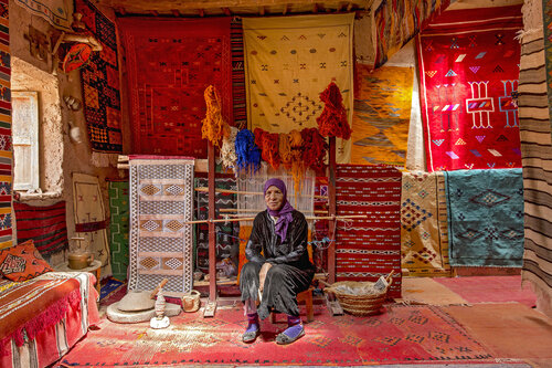 Moroccan Carpet Weaver, Morocco von Cosmo Condina, Fotografie kaufen auf Singulart