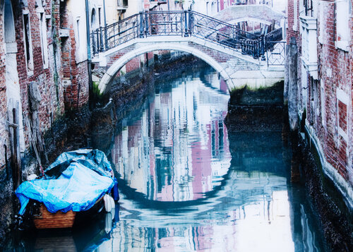 Venice 2 bridges with boat par Kate Lloyd, Photographie en vente sur Singulart