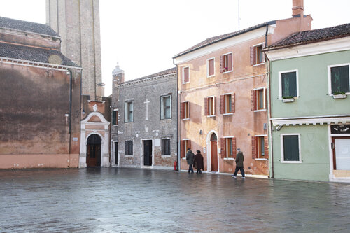 Burano Churchtime di Kate Lloyd, Fotografia in vendita su Singulart
