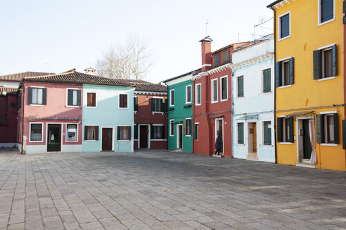 Colourful houses on Burano par Kate Lloyd, Photographie en vente sur Singulart