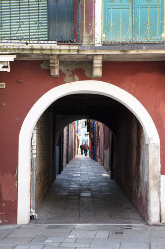 Two old men on Burano di Kate Lloyd, Fotografia in vendita su Singulart