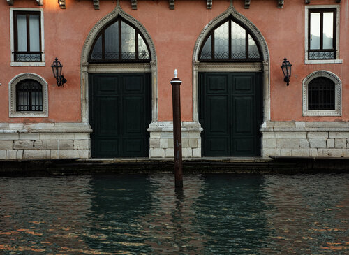 Venice Doors 1 di Kate Lloyd, Fotografia in vendita su Singulart