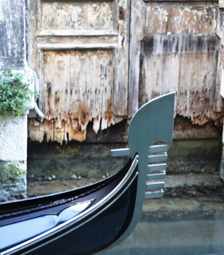 Venice doors 8 par Kate Lloyd, Photographie en vente sur Singulart