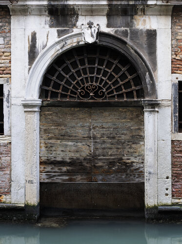 Door Venice 4 de Kate Lloyd, Fotografía a la venta en Singulart