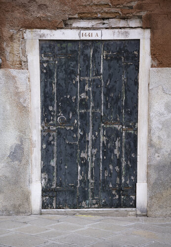 Venice doors 5 par Kate Lloyd, Photographie en vente sur Singulart
