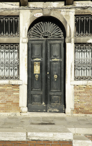 Venice doors 6 par Kate Lloyd, Photographie en vente sur Singulart