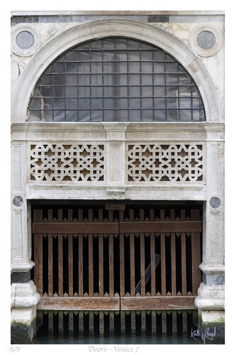 Venice door 7 Watergate di Kate Lloyd, Fotografia in vendita su Singulart