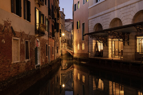 La Fenice at night von Kate Lloyd, Fotografie kaufen auf Singulart