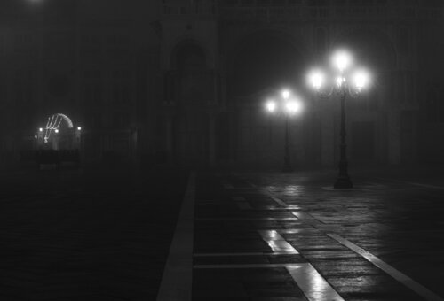 Venice streetlights de Kate Lloyd, Fotografía a la venta en Singulart