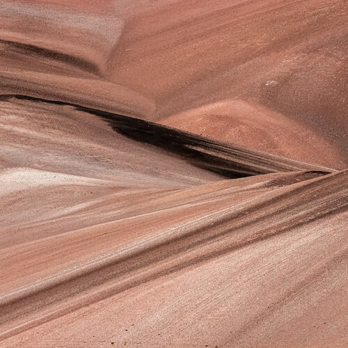 Serie Colores de Los Andes - Pircas Negras 1 - Andes La Rioja von Claudia Ocanto, Fotografie kaufen auf Singulart