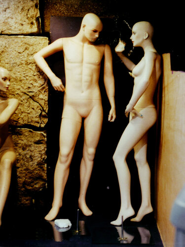 Serie: maniquíes.  Título: dialogando  con mi pareja. von Kristina Taltavull, Fotografie kaufen auf Singulart