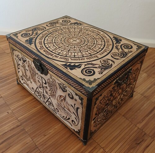 Schatztruhe (Brandmalerei) by Valentin Kern, 회화 for Sale on Singulart