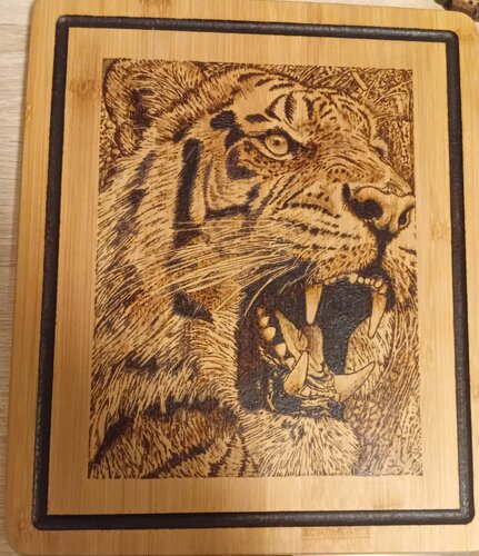 Brandmalerei auf Kochbrett (Tiger) by Valentin Kern, 회화 for Sale on Singulart