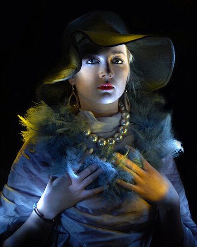 Mädchenportrait mit Taschenlampen van Michael Lebed, Fotografie te koop op Singulart