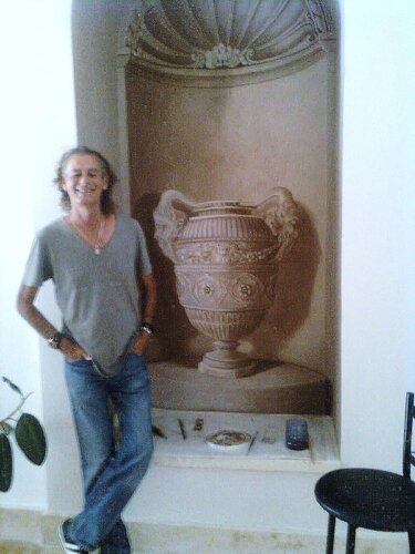 Trompe l'oeil elaborate urn and cove par Damian Ebejer, Peinture en vente sur Singulart