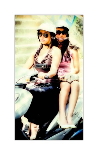 Electric Sisters – Urban Pop Fashion Portrait van Werner Kästle, Afdruk te koop op Singulart