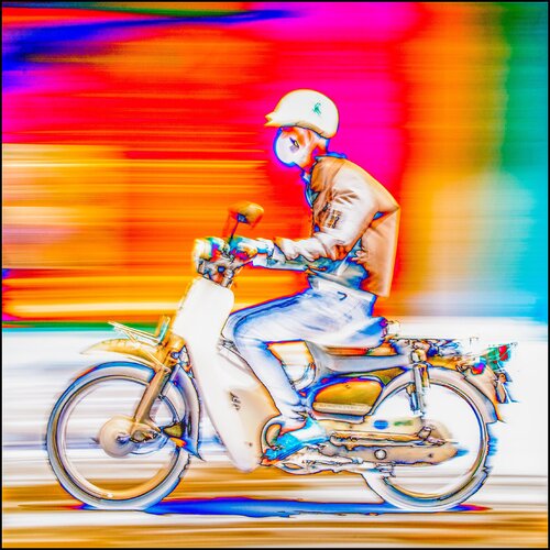 Neon Velocity – Urban Scooter Motion von Werner Kästle, Druck kaufen auf Singulart