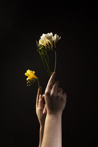Girl cutting flowers detail, a tribute von Sabrina Giliberti Stea, Fotografie kaufen auf Singulart