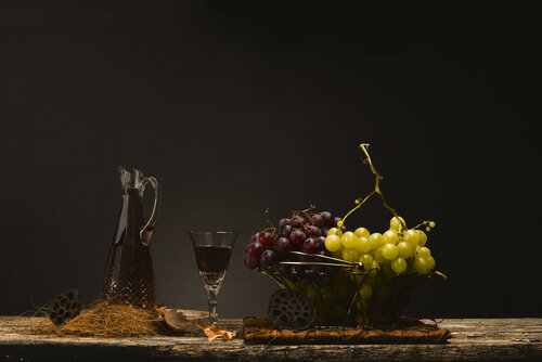 Vino rosso e cesta d'uva di Sabrina Giliberti Stea, Fotografia in vendita su Singulart