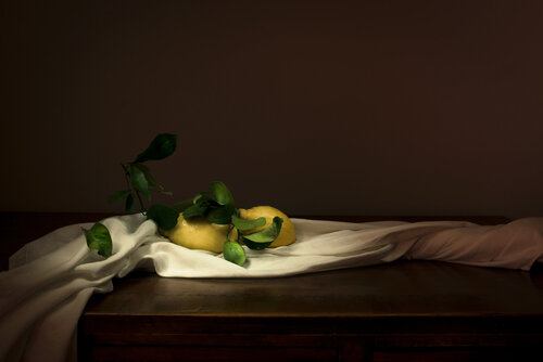 Composizione con limoni e panneggio von Sabrina Giliberti Stea, Fotografie kaufen auf Singulart
